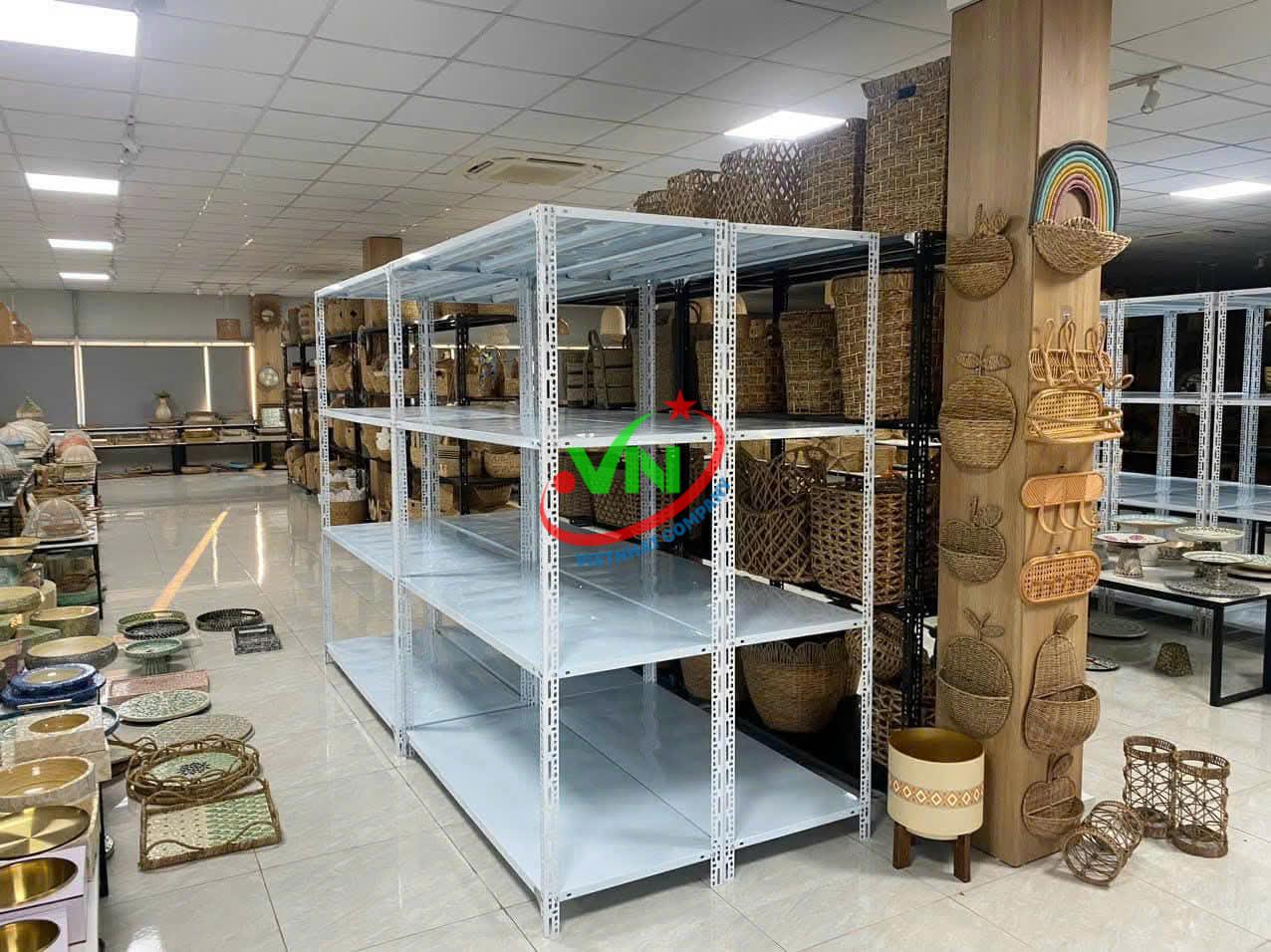 Hình ảnh kệ sắtv lỗ trưng bày sản phẩm cho cửa hàng thủ công mỹ nghệ