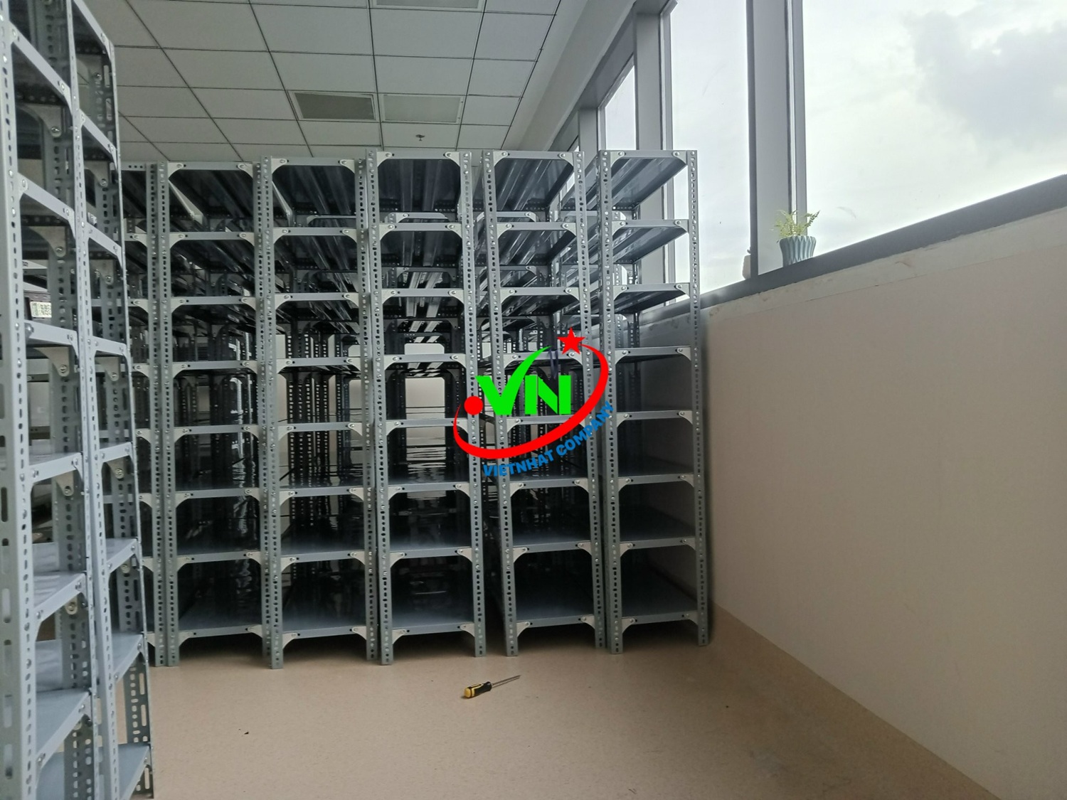 Kệ sắt v lỗ tại Ninh Thuận